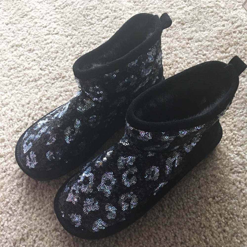 Victoria's Secret PINK 
Fur Lined Leopard Boots